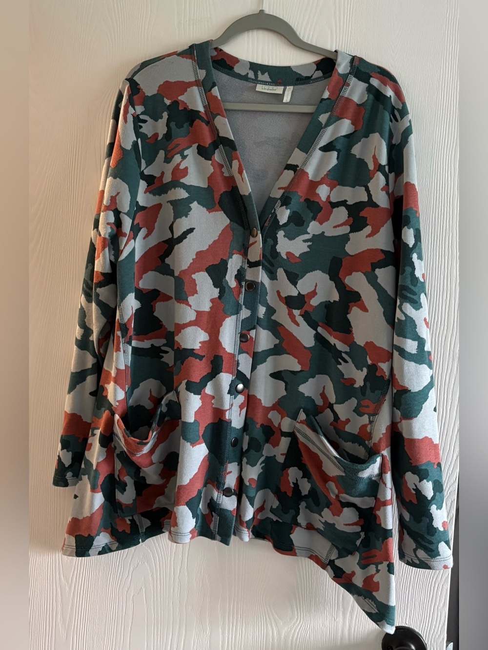 LOGO long snap front cardigan with camo print XL